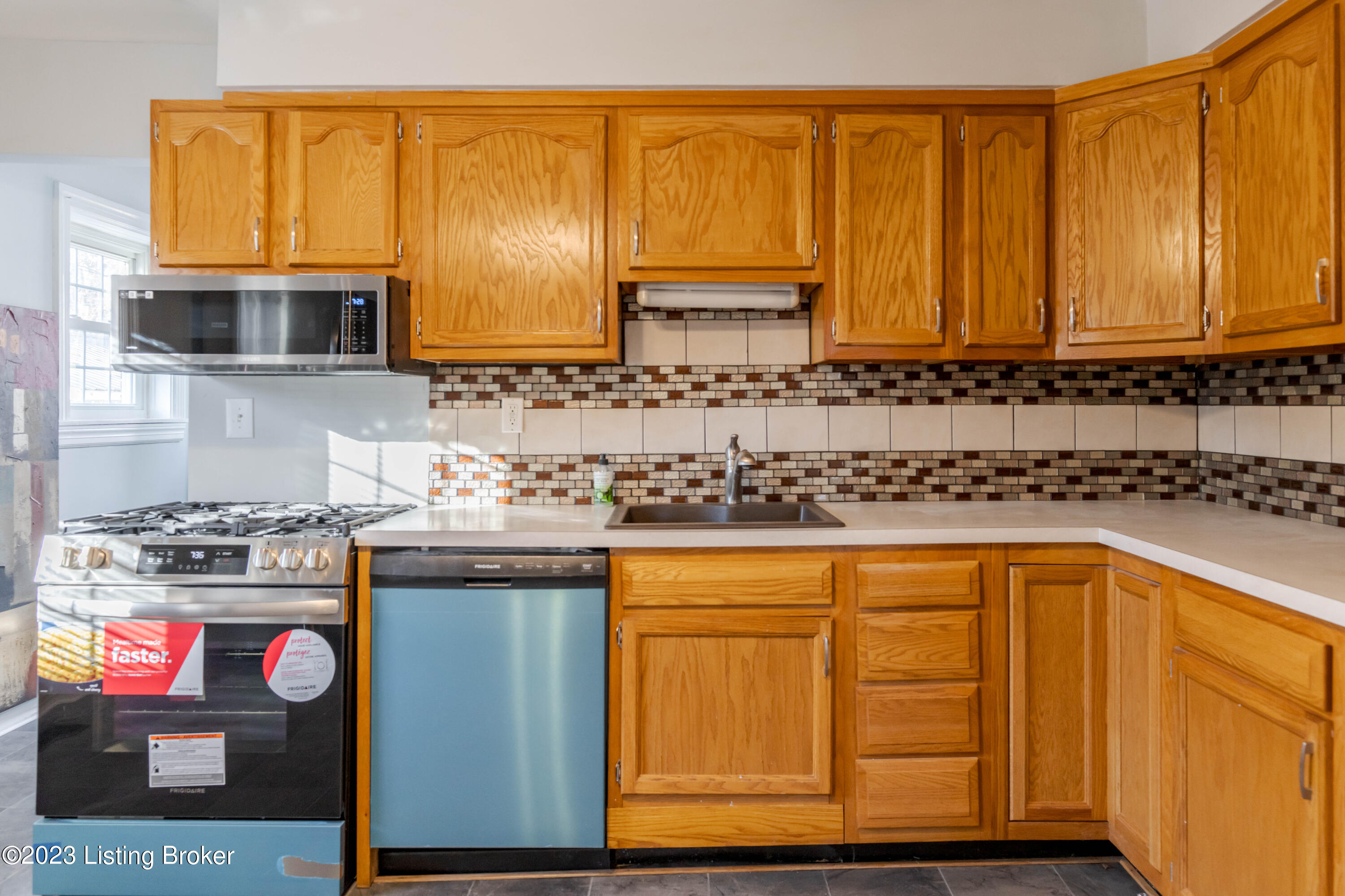 4618 Dohn Road Louisville, KY 40216 - Photo 8 of 41 DSC07961