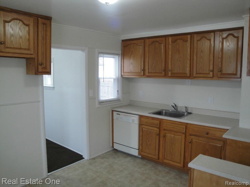 110 Manatee Hazel Park, MI 48030 - Photo 8 of 19