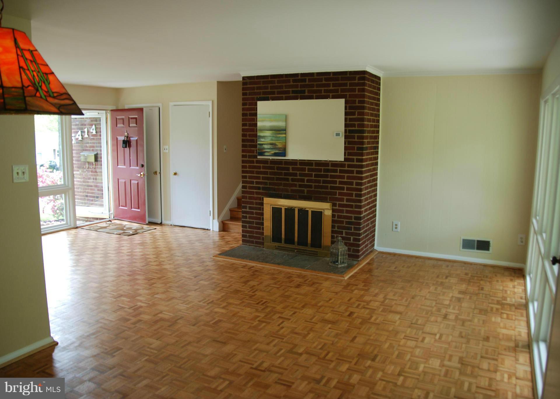 5414 Juliet Street Springfield, VA 22151 - Photo 11 of 24 Living Room