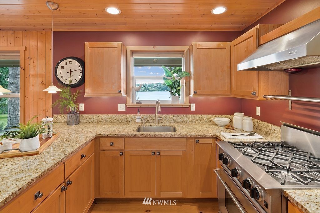 5282 East Harbor Road Freeland, WA 98249 - Photo 11 of 39
