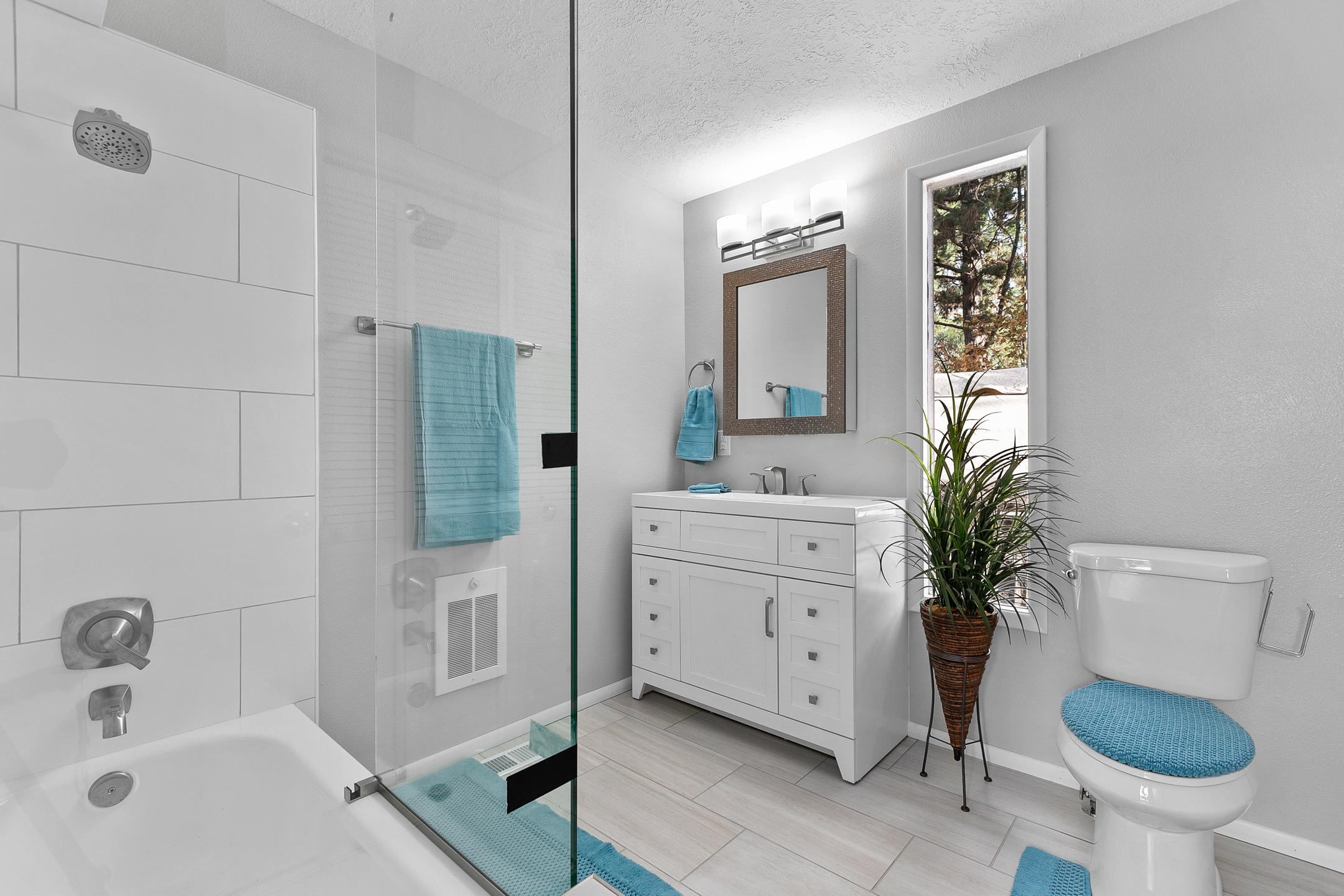 19501 West Campbell Road Bend, OR 97702 - Photo 8 of 25 Main floor bathroom