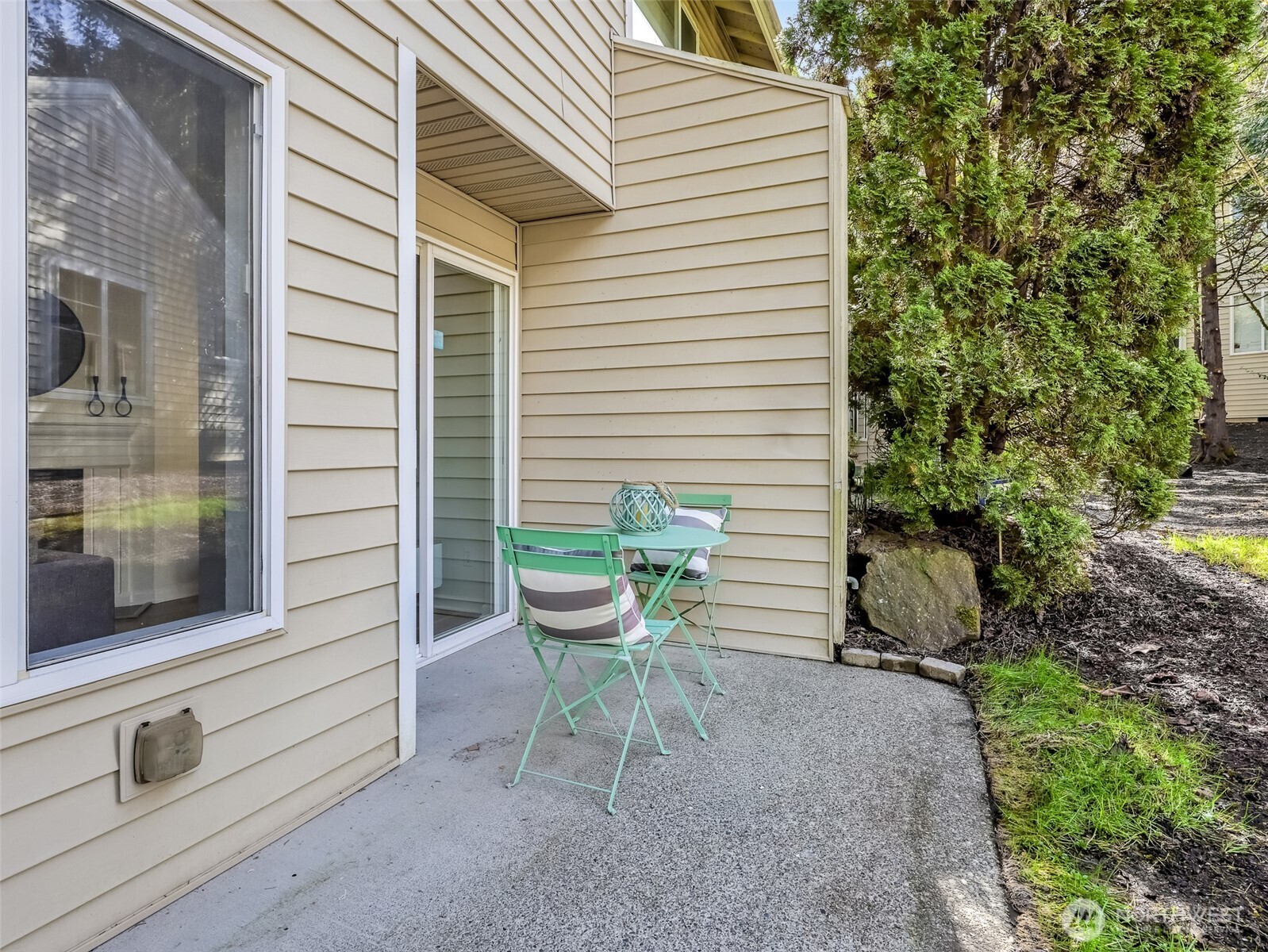 2300 Jefferson Avenue Northeast, Unit I137 Renton, WA 98056 - Photo 34 of 40 a white bench sitting in front of a house
