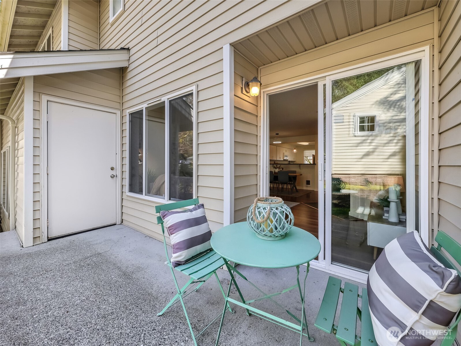 2300 Jefferson Avenue Northeast, Unit I137 Renton, WA 98056 - Photo 36 of 40 a backyard of a house with table and chairs