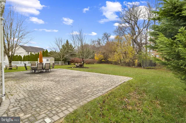 a view of road with yard