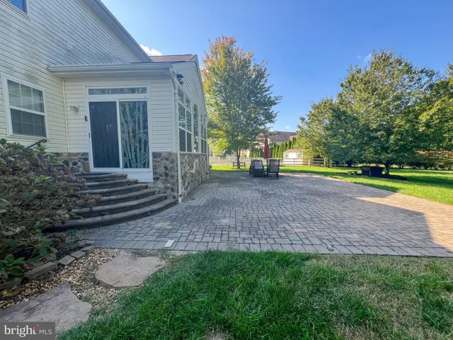 a view of a house with backyard and trees