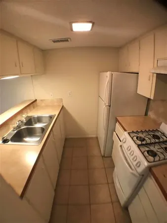 $975 | 2610 Salado Street, Unit 105, Austin, TX 78705