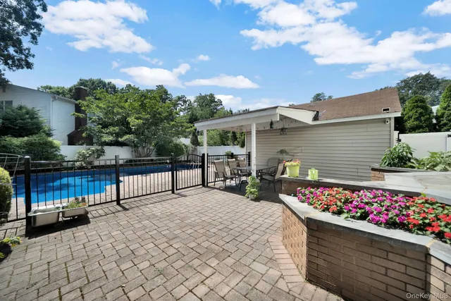 a view of house with a street