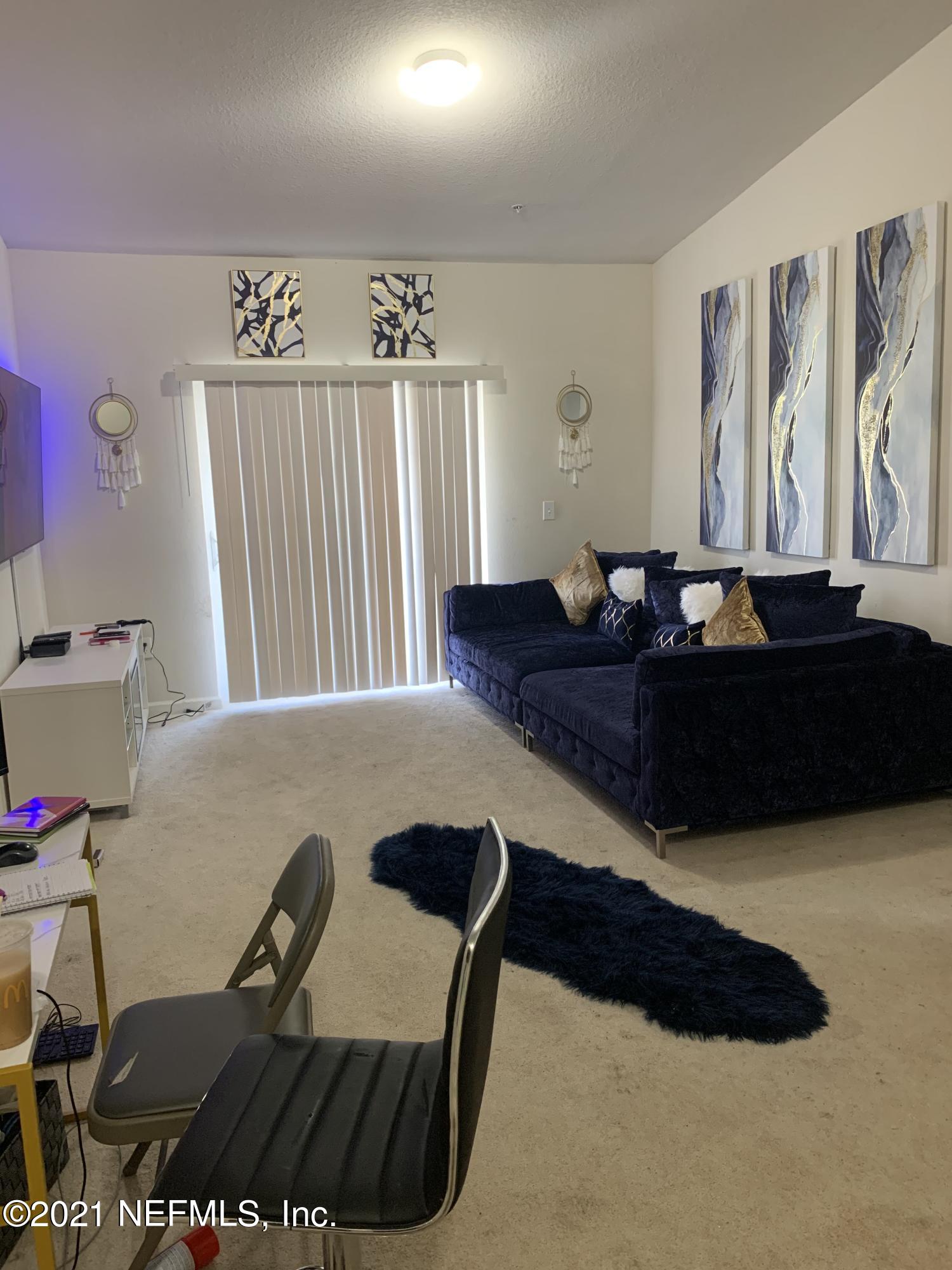 8201 Green Parrot Road, Unit 307 Jacksonville, FL 32256 - Photo 5 of 11 Living Room