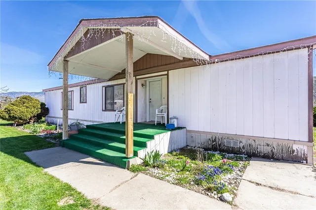 a view of a back yard of the house