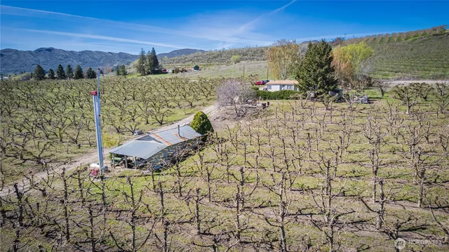 a view of houses with sky view