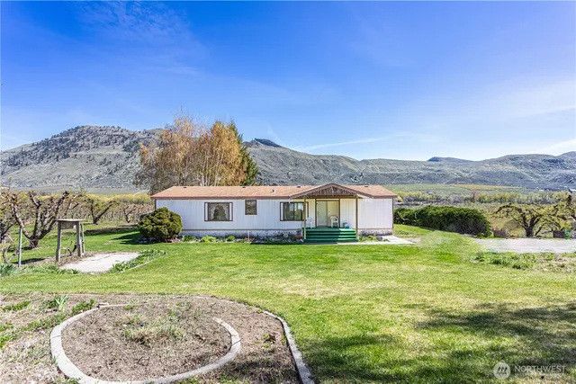 a view of a house with a big yard