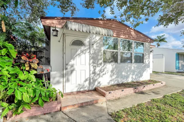 $3,600 | 2419 Coolidge Street, Unit 1, Hollywood, FL 33020