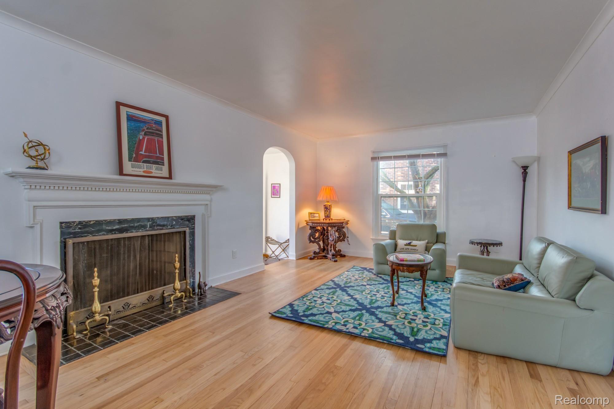 1197 Hawthorne Road Grosse Pointe, MI 48236 - Photo 2 of 21 DSC_1592enf.jpg