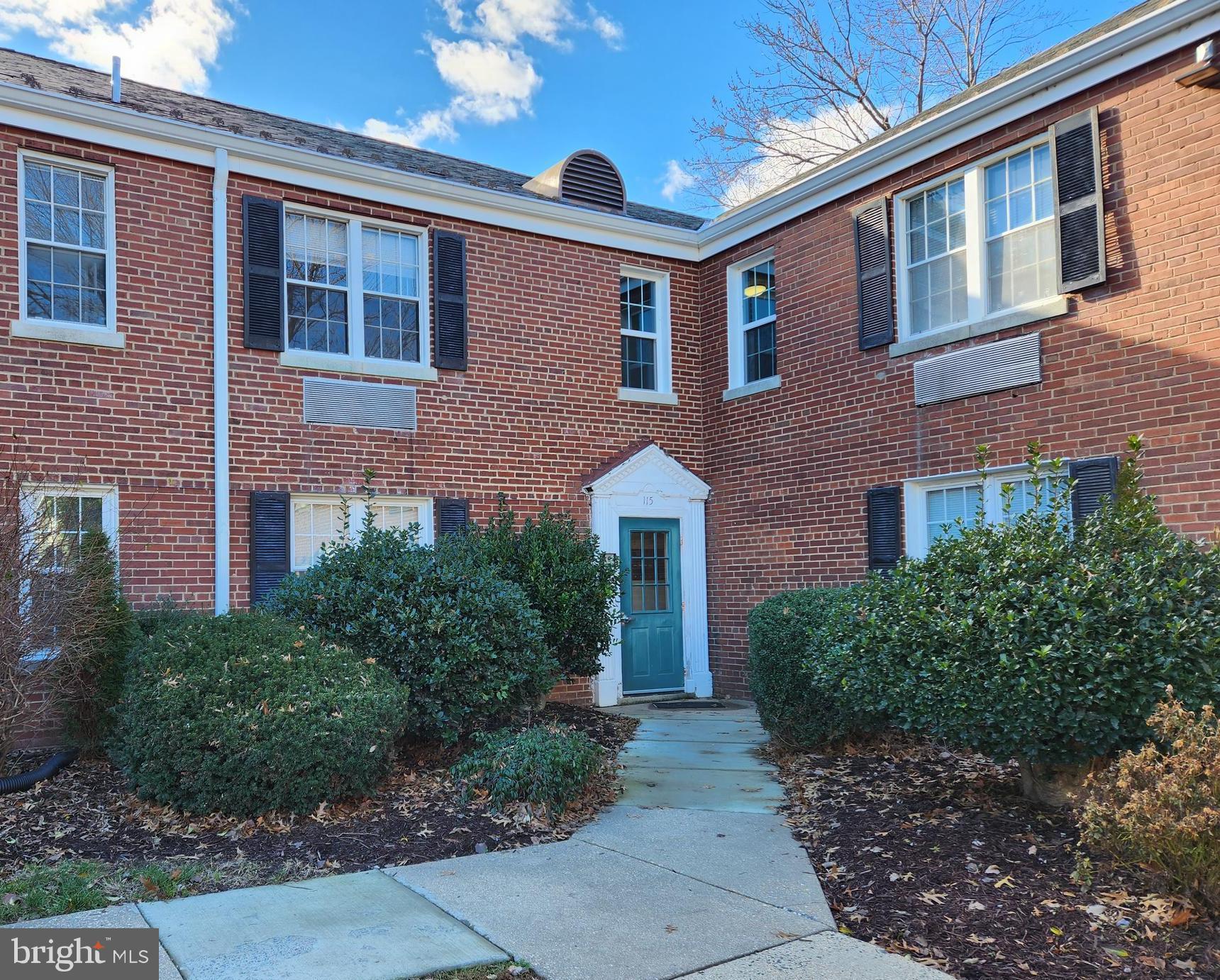 Welcome to 115 E Glebe Road #B!
