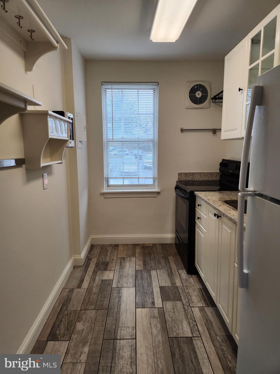 115 East Glebe Road, Unit B Alexandria, VA 22305 - Photo 4 of 7 Updated kitchen, and brand-new stove!