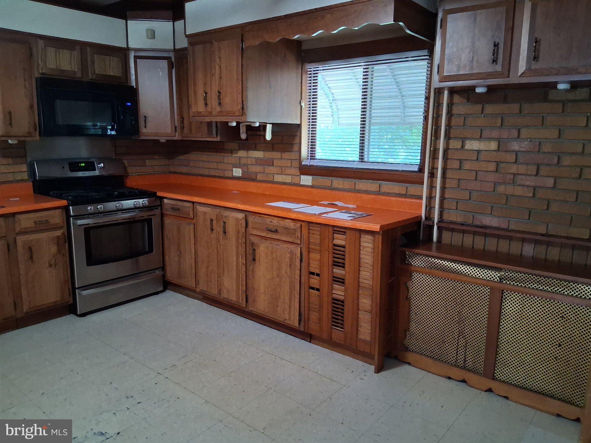 265 View Street Johnstown, PA 15902 - Photo 31 of 66 Warm wood tones in a cozy kitchen.