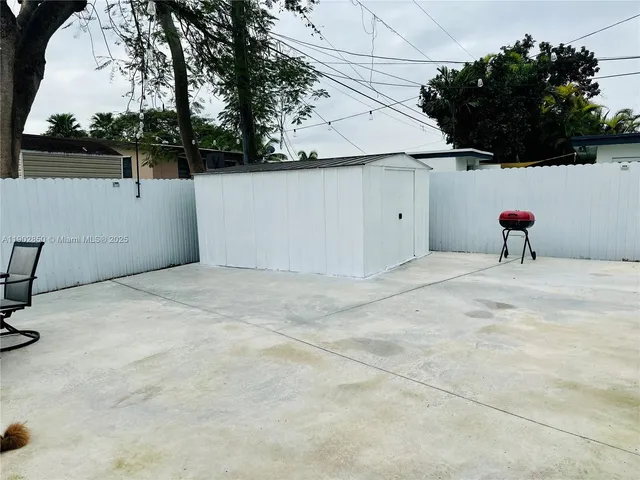 a view of a backyard