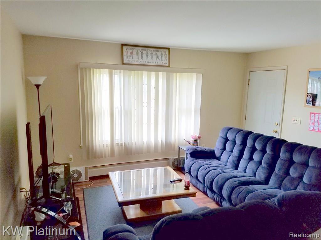 2847 Michigan Road Port Huron, MI 48060 - Photo 11 of 18 NORTH UNIT LIVING AREA VIEW