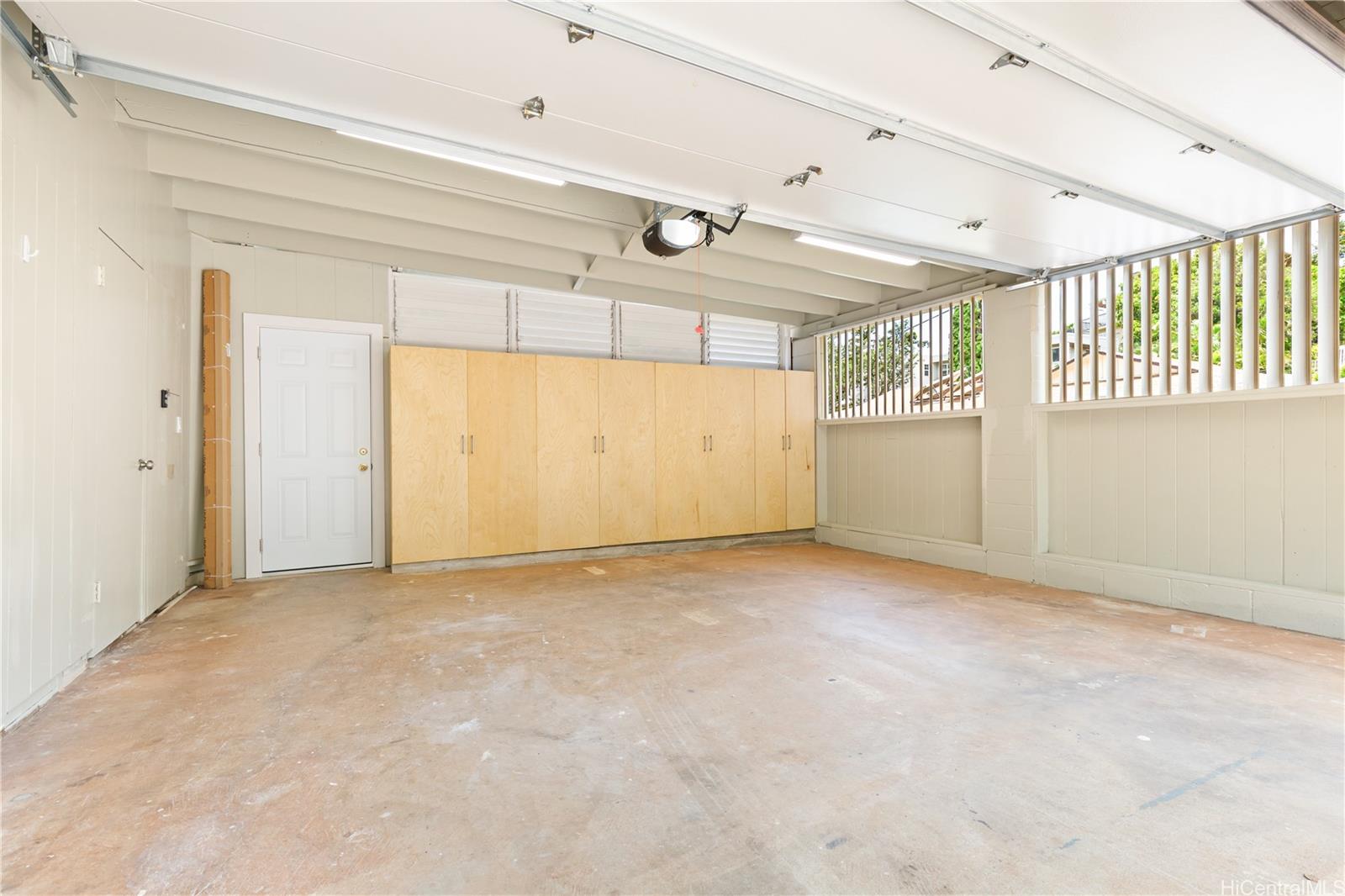 1898 Iwi Way Honolulu, HI 96816 - Photo 13 of 25 en empty room with windows