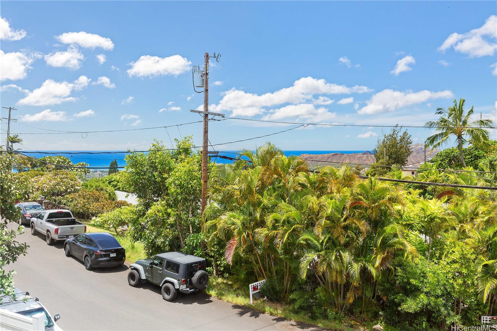 1898 Iwi Way Honolulu, HI 96816 - Photo 19 of 25 a view of a garden with an outdoor seating