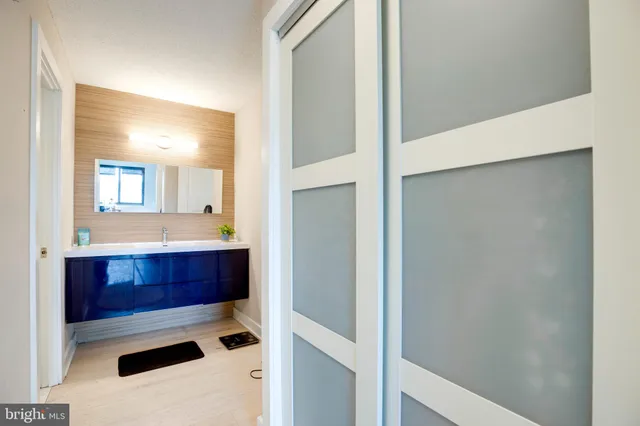 $324,000 | 203 Yoakum Parkway, Unit 1520, Alexandria, VA 22304