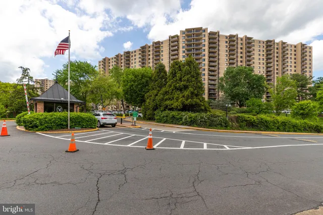 $324,000 | 203 Yoakum Parkway, Unit 1520, Alexandria, VA 22304
