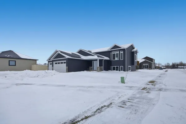 $499,900 | 7494 Eagle Point Drive South, Fargo, ND 58104