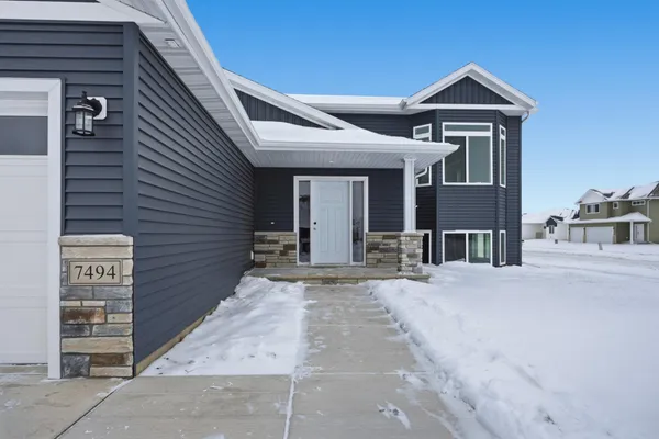 $499,900 | 7494 Eagle Point Drive South, Fargo, ND 58104