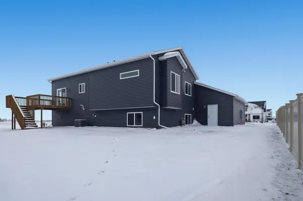 $499,900 | 7494 Eagle Point Drive South, Fargo, ND 58104