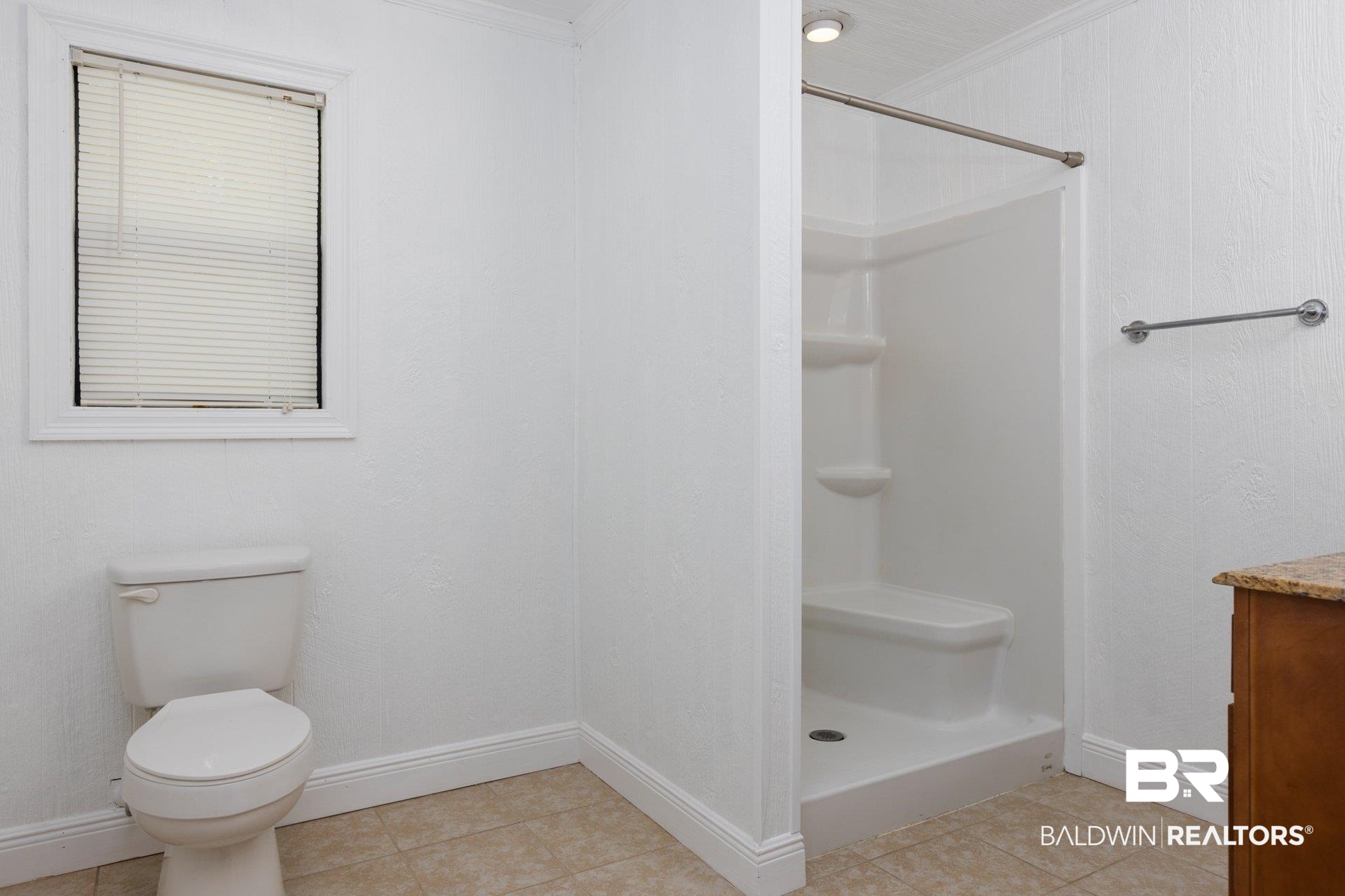 13750 County Road 26 Foley, AL 36535 - Photo 33 of 38 Upstairs Bathroom