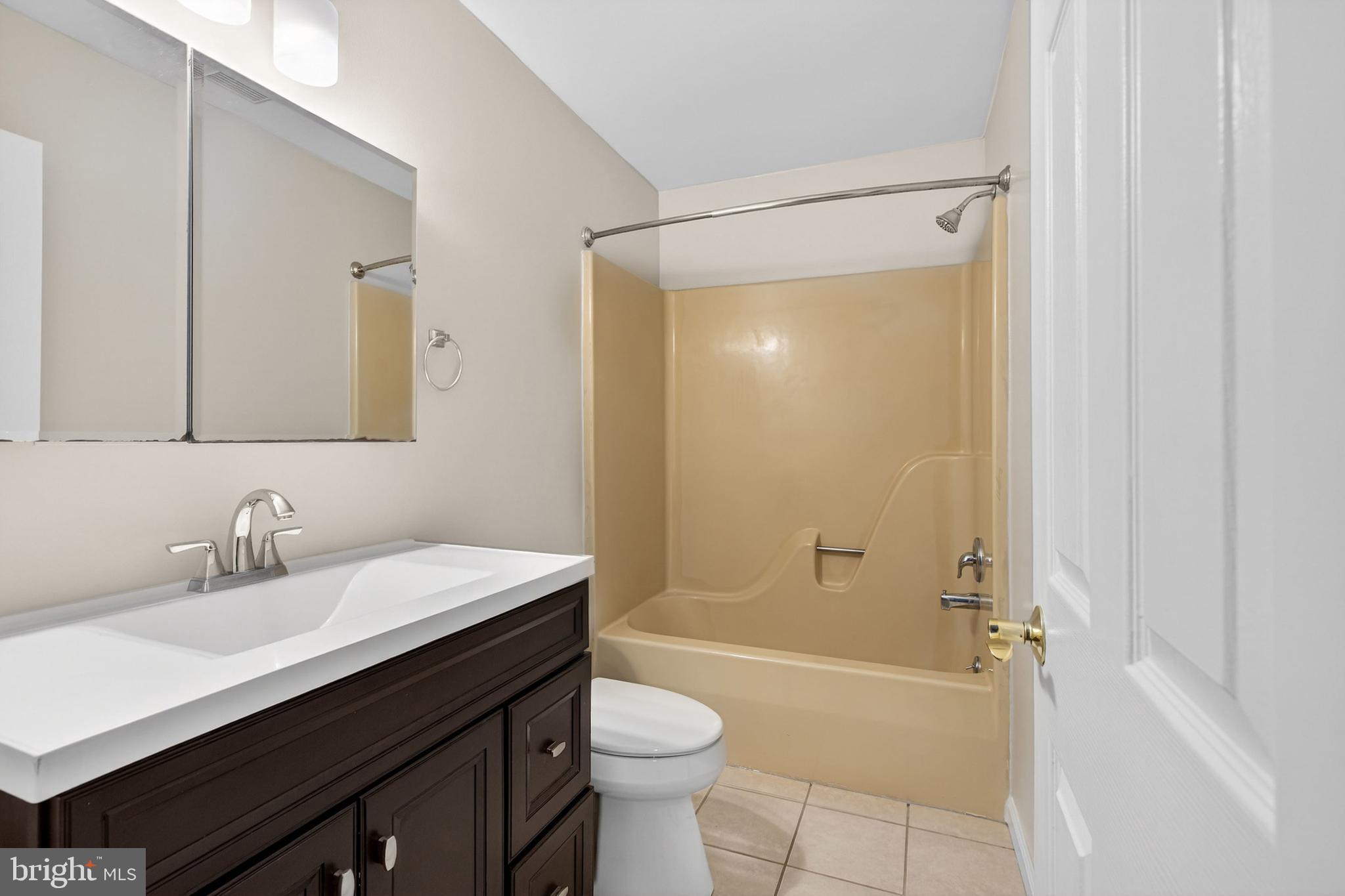 613 Candlestick Lane Newark, DE 19702 - Photo 18 of 33 a bathroom with a sink a toilet and shower