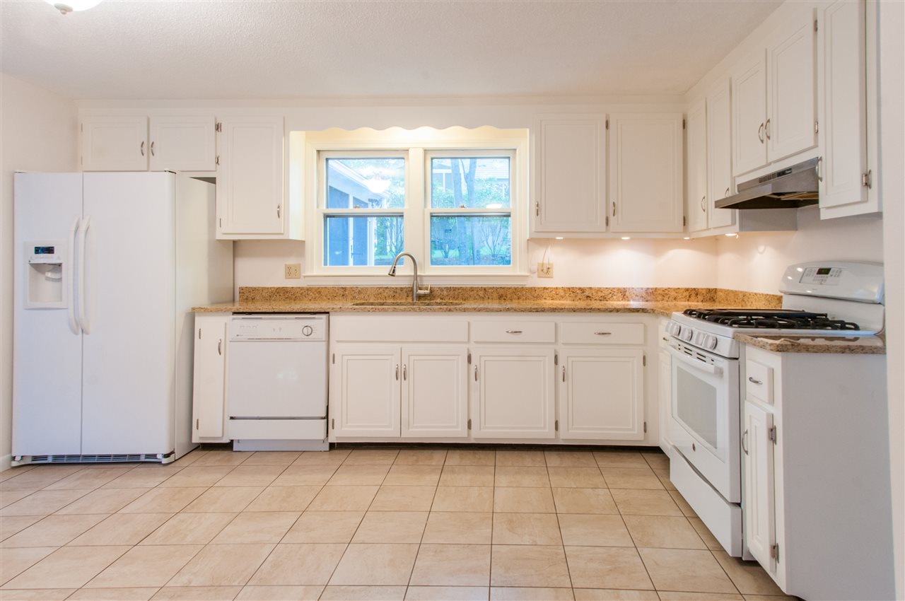 86 Peele Road Nashua, NH 03062 - Photo 5 of 33