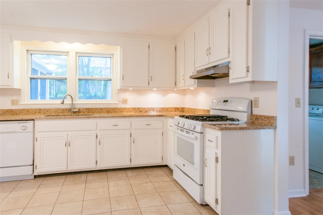 86 Peele Road Nashua, NH 03062 - Photo 7 of 33