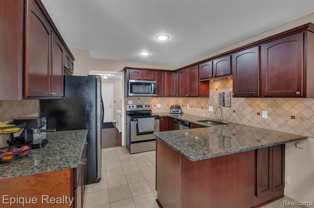 1167 Pine Ridge Court Rochester Hills, MI 48306 - Photo 9 of 33