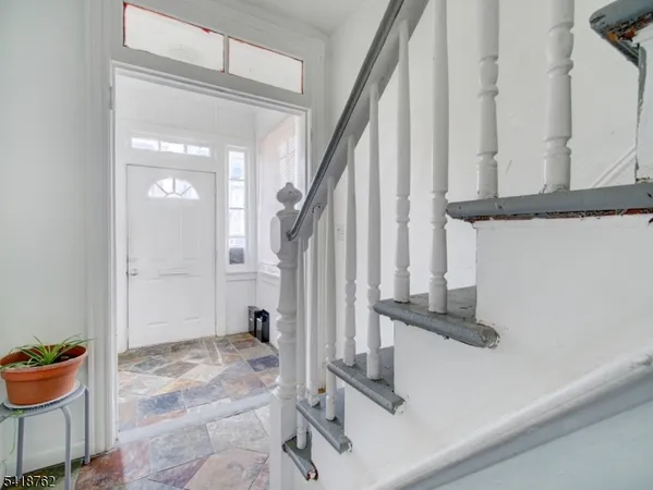 a view of entryway and kitchen