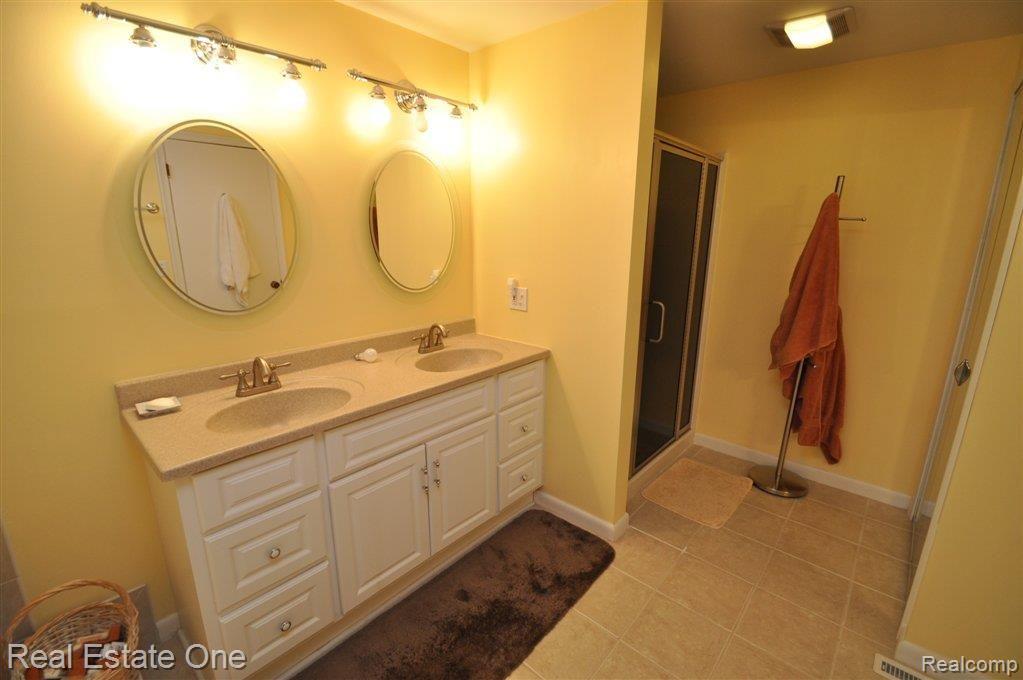 1698 North Kilburn Road Rochester, MI 48306 - Photo 29 of 43 Sep Shower & Linen Closet