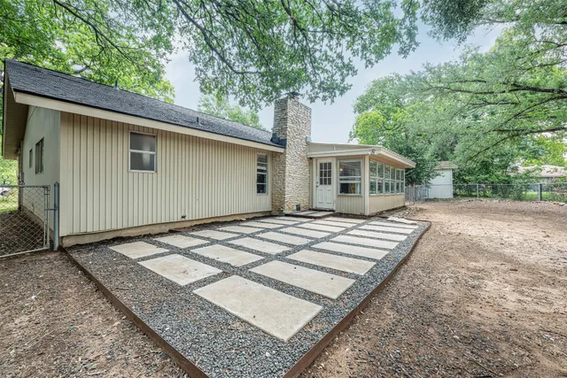 a view of a house with a backyard
