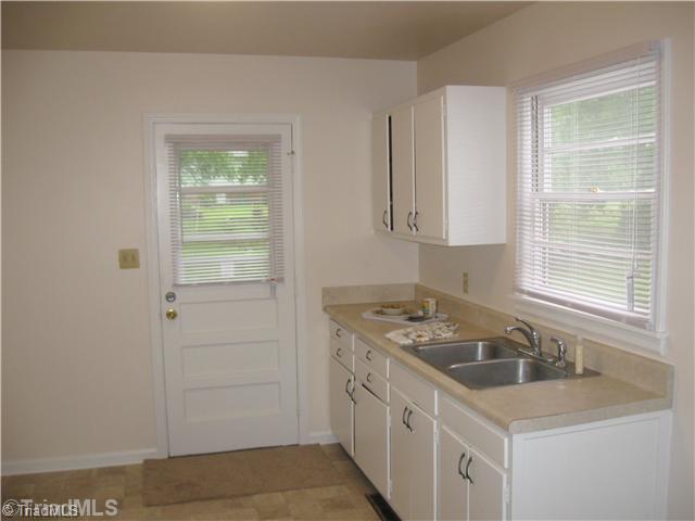 532 Forrest Street High Point, NC 27262 - Photo 3 of 10 Kitchen.