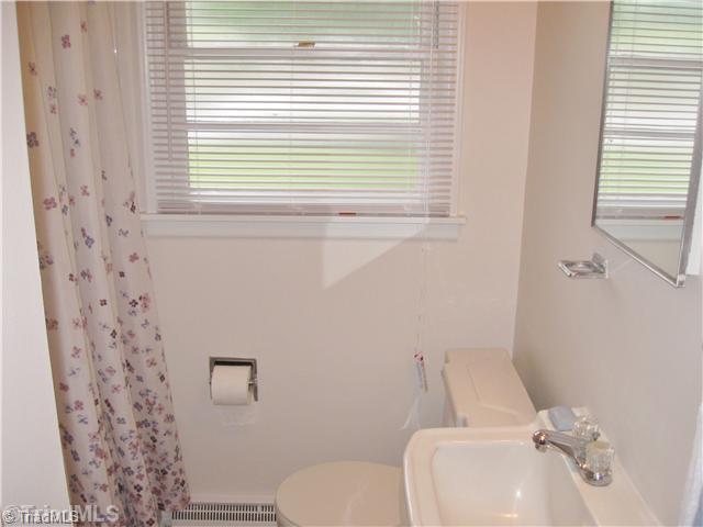 532 Forrest Street High Point, NC 27262 - Photo 5 of 10 Bath.
