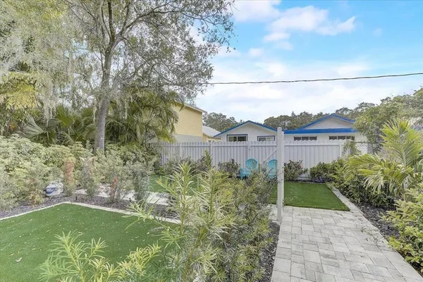 a view of a yard in front of house