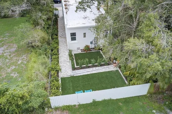 a view of a backyard