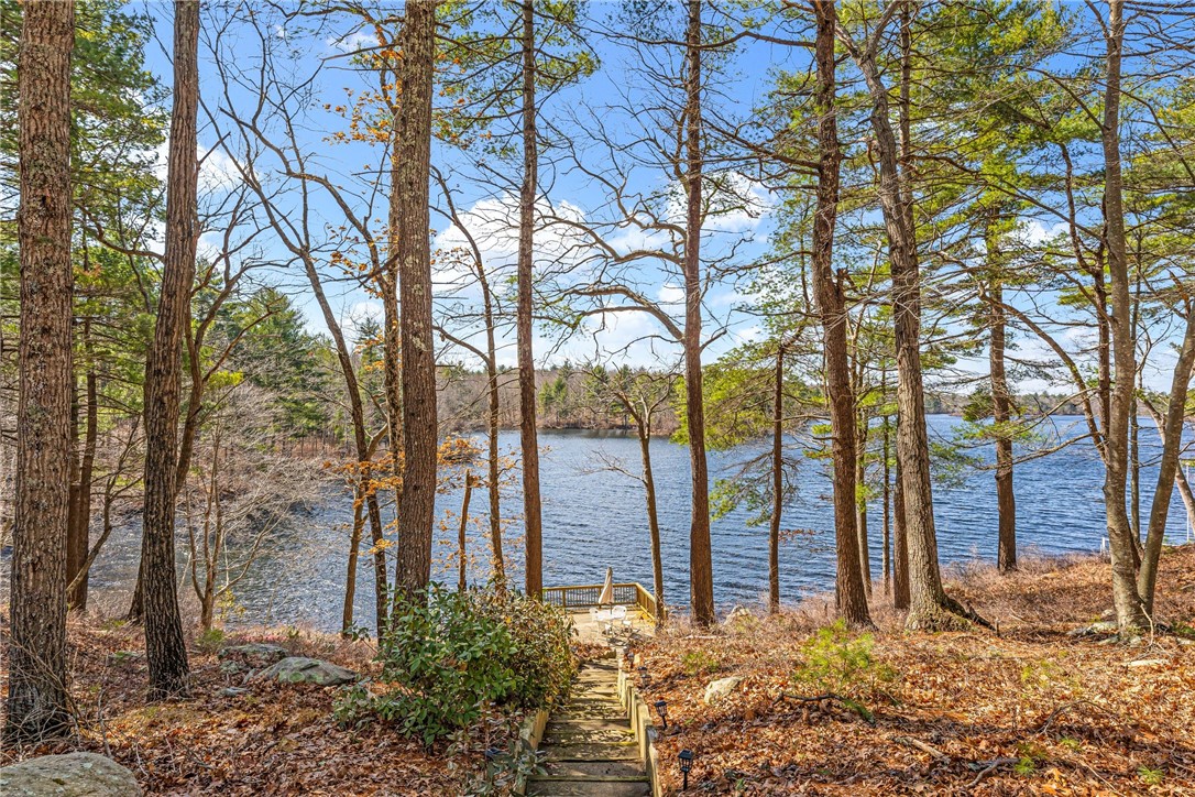 293 Lee Circle Burrillville, RI 02859 - Photo 3 of 40