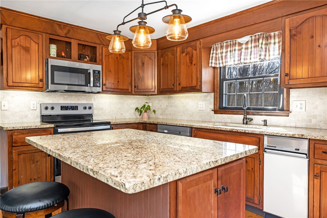 293 Lee Circle Burrillville, RI 02859 - Photo 8 of 40