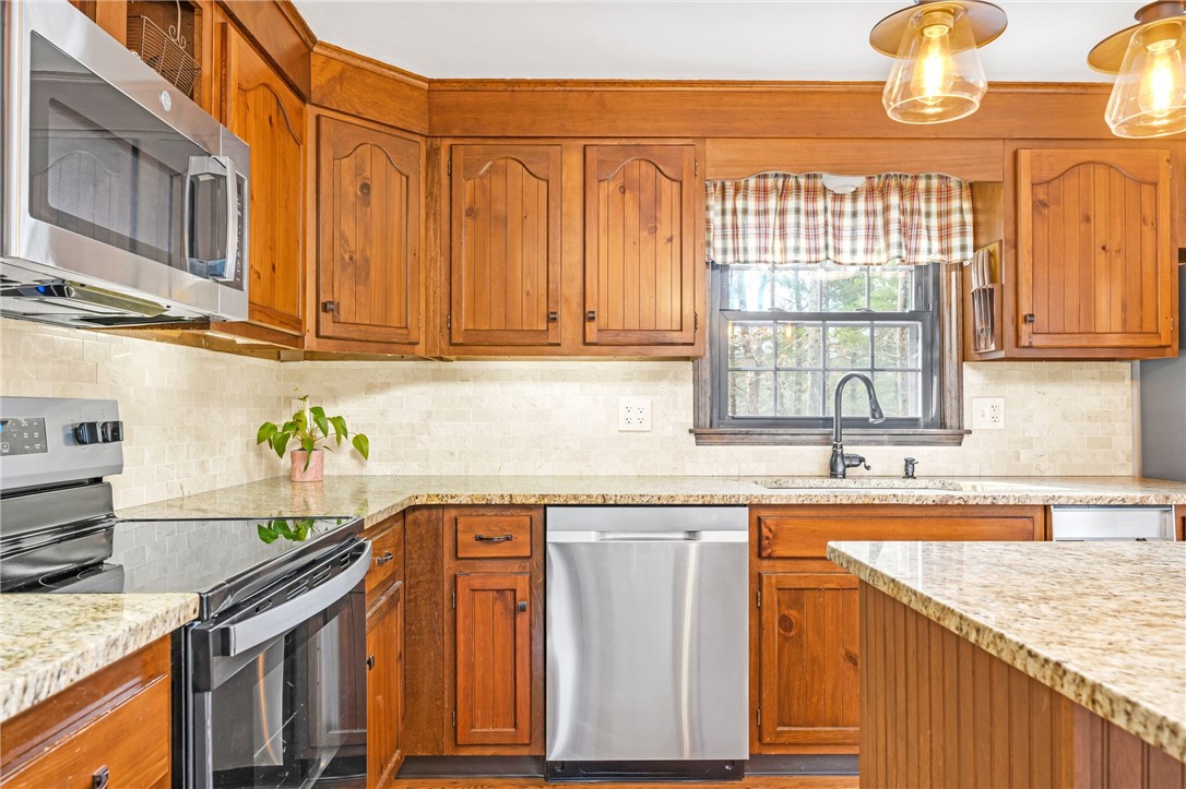 293 Lee Circle Burrillville, RI 02859 - Photo 10 of 40