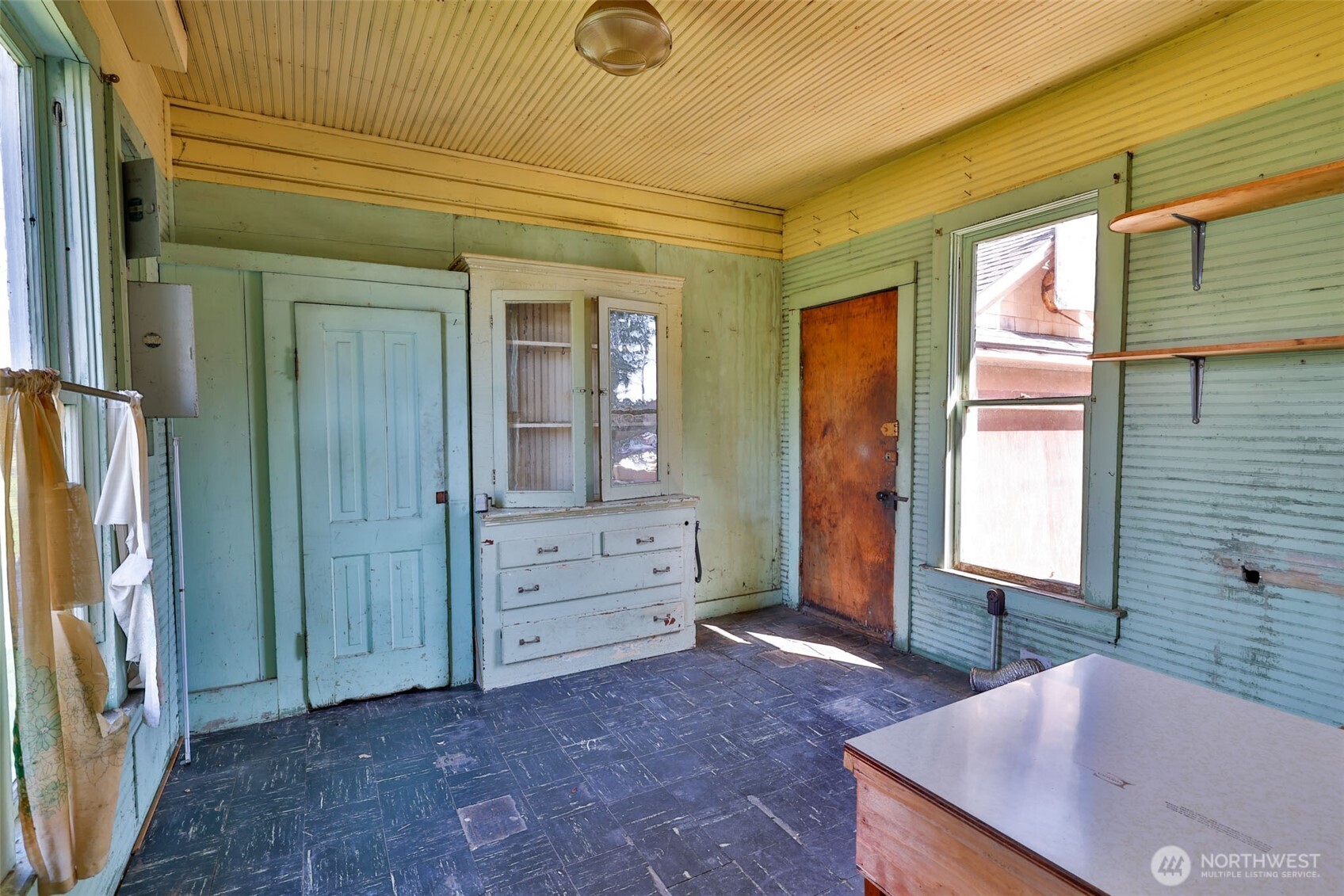 401 K Street Hoquiam, WA 98550 - Photo 16 of 19 a view of an empty room and window
