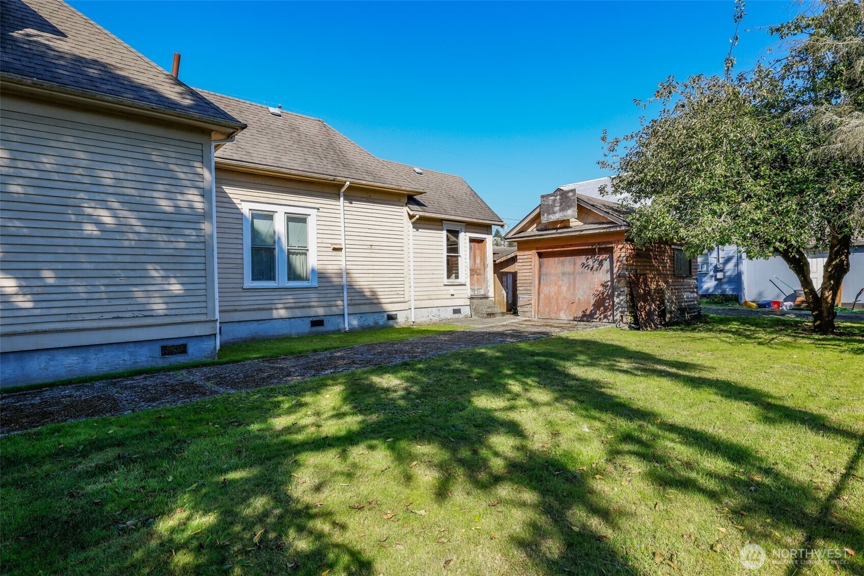 401 K Street Hoquiam, WA 98550 - Photo 19 of 19 a front view of a house with a yard