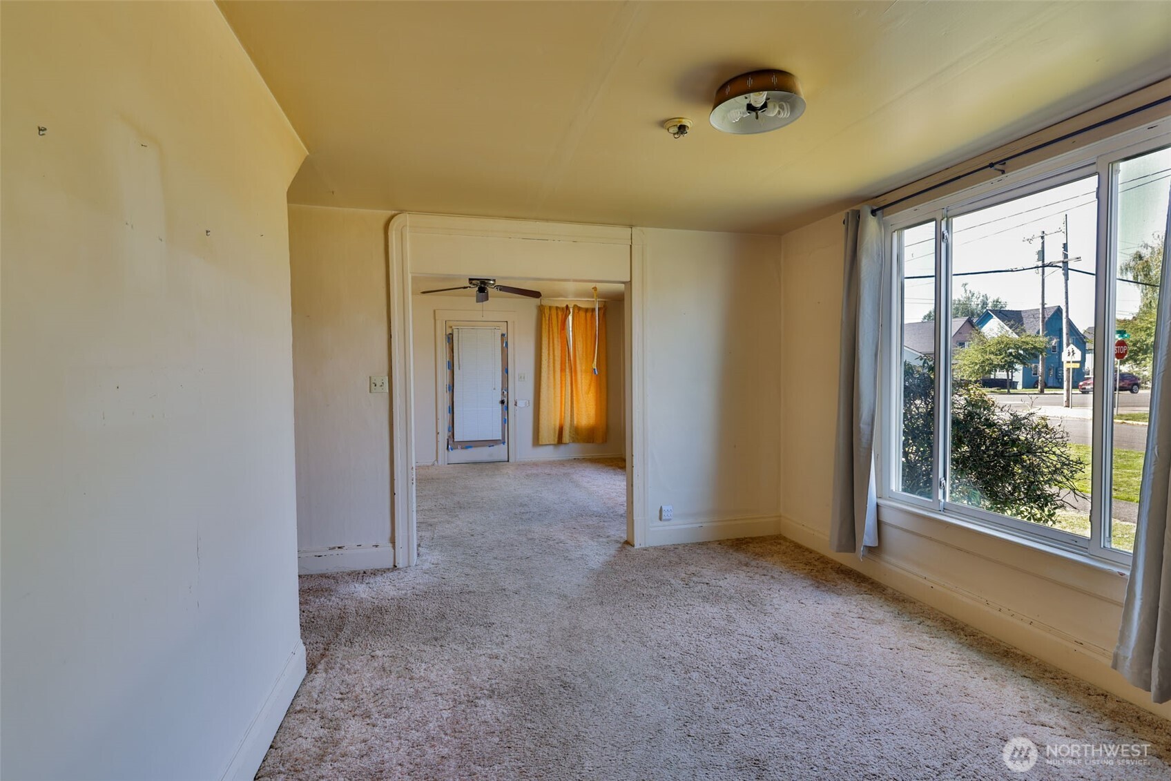 401 K Street Hoquiam, WA 98550 - Photo 8 of 19 a view of hallway with livingroom