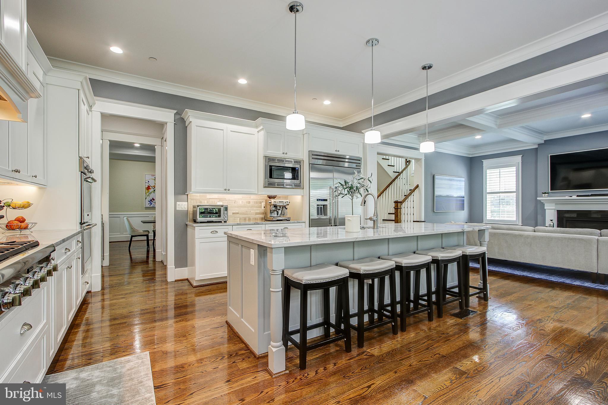 6101 Kirby Road Bethesda, MD 20817 - Photo 21 of 51 ISLAND BARSTOOL SEATING FOR 5
