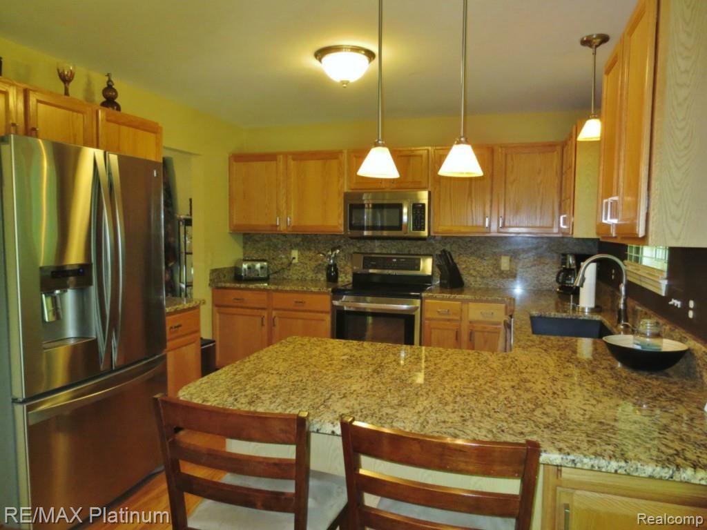 118 Chestnut Ridge Walled Lake, MI 48390 - Photo 6 of 22 Kitchen