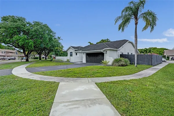 $899,900 | 5790 Southwest 88th Avenue, Cooper City, FL 33328